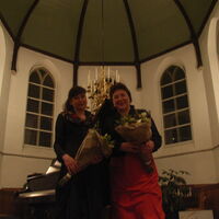 Met bloemen na afloop van een concert